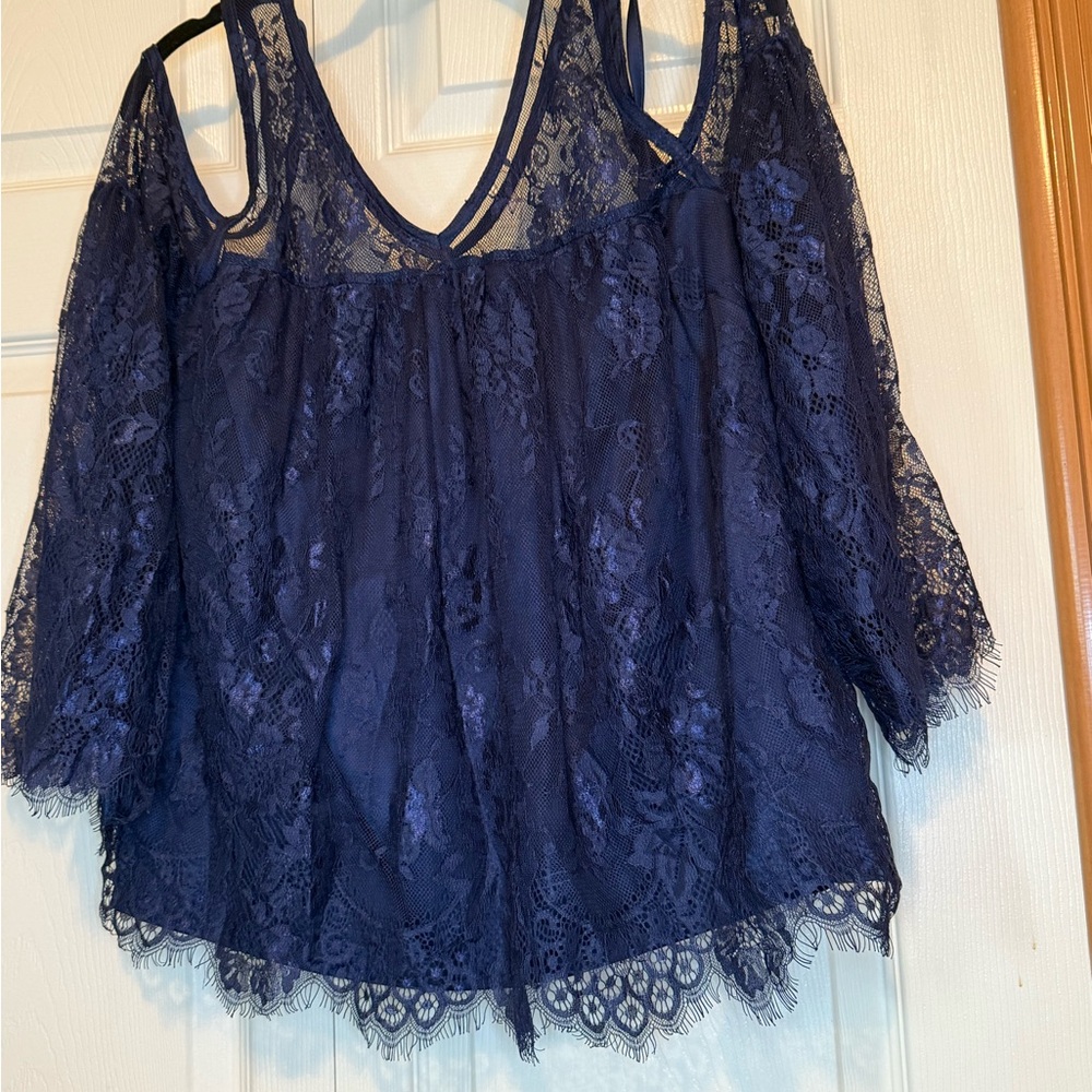 Shyanne Cold-Shoulder Lace Blouse - M - EUC